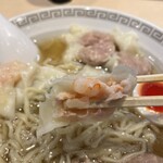 キング製麺 - 雲呑の皮は、割と薄めなんですね。薄いのも良いですね。
      この海老雲呑は必須で頼んでください。