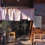 新宿飯店 - 歴史を感じる店内は、清潔で店主さんの人柄が感じました(o^^o)
