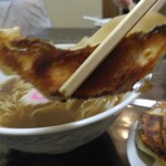 新宿飯店 - パリパリに焼かれた皮、内側はモチモチ♡