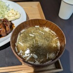 Kurobe Tonteki Hakkaku - とろろ昆布入りの味噌汁。これが地味に嬉しい。