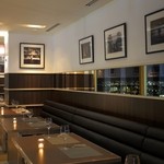 Restaurant A bientot - エントランスからメインダイニングに続くアプローチに誕生した「ベルビュー」。
      全席、窓人向かうソファー席となっております。
      このたびお席でティータイムとワインバーの営業を始めました。
      昼も夜も、地上100mからの眺望をパノラマでお楽しみください。
      * 「ベルビュー」とはフランス語で「美しい眺め」という意味です。