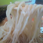 春吉 - 加水高めの中太縮れ麺