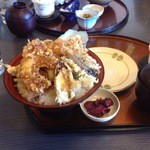 Kaisendokoro Shiokaze - おまかせ天丼　頰肉のしぐれ煮の椀とあさりの味噌汁　香の物が付きます