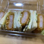 ケーワン - 海老カツとレタス、キュウリにタマゴ入りのタルタルソースが挟まれています