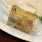 勢麟 - 皮の煮凝りです。このゼラチン、甘味の添加を最小限に抑え、虎河豚の旨みのみで成立しておりました