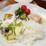 キッチン ブルー グローブ - 最後もご飯、サラダ、お新香を乗せて