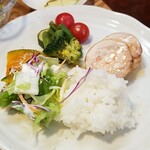 キッチン ブルー グローブ - 再びご飯、サラダを乗せます