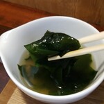 キッチン ブルー グローブ - わかめタップリのスープ