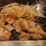 ステーキハウス鉄板焼 不二 - 食べやすく切ってくれます