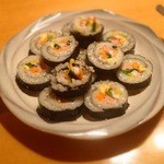 あかり - 韓国風海苔巻き キンパッ（ブ） 胡麻油と韓国海苔の薫りが秀逸　キムチとマッコリ一緒に＾＾