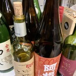 Minoya Kitamurasaketen - 店内、酒
      手書きの値段はコップ1杯の値段