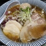 旬亭 ふじ荘 - 私の醤油。チャーシューが2枚ずつになっています。