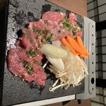 Koshitsu Izakaya Hanamichi - 桜島産溶岩焼きジンギスカン風