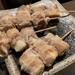 Koshitsu Izakaya Hanamichi - えのきと長ネギの豚巻きをそれぞれ一本づつ