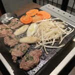 個室居酒屋 花道 - 肉よい感じに焼けたかな？