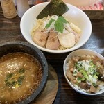 こむぎ - 料理写真:肉汁つけ麺並980円　チャーシュー丼小350円