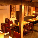 Sushi Robatayaki Nihonshu Roppou - ゆったりくつろげるテーブル席♪
