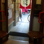 ラーメン専門店 きて屋 - 1階の中から入り口を見た図