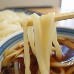 由す美 - 冷たいうどんを温かい汁に浸して食べます