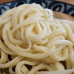 由す美 - 若干乱切りでつやぴかのうどんは冷水でキッチリしめられています