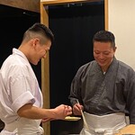 勢麟 - 二人で雑炊を仕込んでいる絵。仲の良さが見て取れます