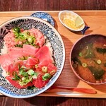 MAGURO GARAGE - トリプル丼(ネギトロ、づけ4枚、本まぐろ4枚)のご飯大盛り