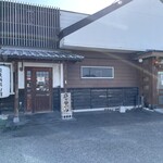 讃岐麺処 山岡 - 入口（右）と出口（左）