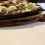 びっくり亭 - 添え木？をして角度を付けて脂を寄せます