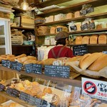 Ｂｒｅａｄ Ｃｒａｆｔ　オオウラ - 食パンを切ってくれています。