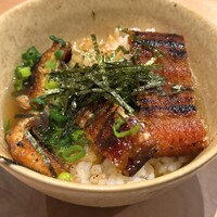 うなぎ四代目菊川 東京駅黒塀横丁店 - 出汁と薬味を加えて鰻茶漬け