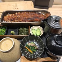 うなぎ四代目菊川 東京駅黒塀横丁店 - 一本鰻のひつまぶし