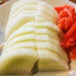 宇ち多゛ - ダイコンしょうがお酢だけ　青みを帯びているのがわかりますよね・・