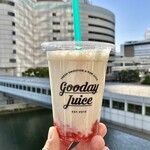 Gooday Fresh Cafe - 横浜駅東口方面川を背にした「フレッシュ つぶつぶいちごバナナミルクR」のアップ…