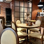 The CAFE - レトロで ノスタルジックな 店内