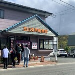 玉山支所前食堂 - 行列が