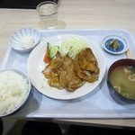 みずき - 暫くすると注文した生姜焼き定食７５０円の出来上がりです、定食は生姜焼きと小鉢、お味噌汁にご飯と香の物です