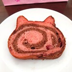 ハート ブレッド アンティーク - 料理写真:ねこねこ食パン loves ハートフルベアー 1本980円(写真は切った状態です)✨キットカットハートフルベアーコラボ。いちごの生地、うずまきのチョコ生地。チョコチップといちごチョコ入りです。