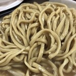 ラーメン二郎 - 二郎の中でも太い部類の麺。今日はデフォでカタメの茹であがりでした。