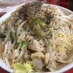 ラーメン二郎 - 小豚　ニンニク・脂にブラックペッパーを。