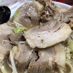 ラーメン二郎 - 大きく分厚い豚5枚。今日は脂身半分くらいのワイルド豚です。