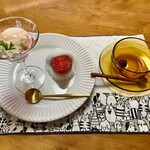 お菓子野山 - ヤマモモのホットジュースに、作りたてのいちご大福。これも手作り！