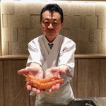 寿司割烹 魚紋 - 大将と車海老