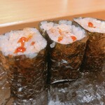 寿司割烹 魚紋 - イクラの海苔巻き