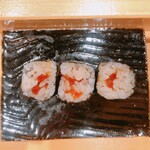 寿司割烹 魚紋 - イクラの海苔巻き