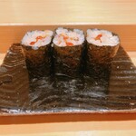 寿司割烹 魚紋 - イクラの海苔巻き