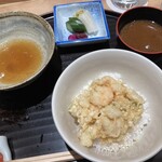 西麻布 天ぷら魚新 - お食事は天ちゃ、天丼、天ばらの中から選べる。味噌汁は赤出し蜆汁。