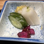 西麻布 天ぷら魚新 - お新香、よく漬かってた。