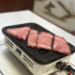 焼肉のまる金 - ロースターいっぱいになる