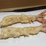 西麻布 天ぷら魚新 - 続いて身、さっきまで水槽で泳いでいた海老、新鮮だ、サクッと揚がってて尻尾まで食べれる。塩と天つゆで。