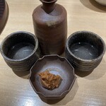 西麻布 天ぷら魚新 - 熱燗 大盃 一合 1100円、高崎・牧野酒造、スッキリとした熱燗が合う味わい